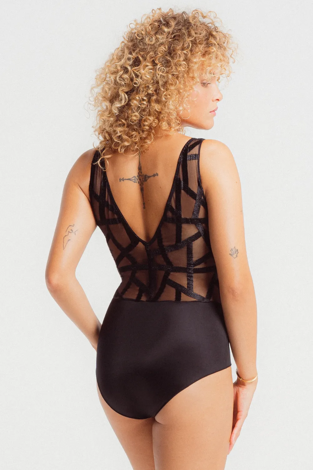 Série V Neckline Embroidery Bodysuit